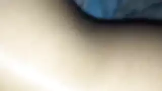 القميص يزول والحلمات تُلوى بقوة