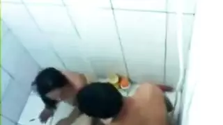 أولاد يتبادلون السوائل في تجميع تبول صريح