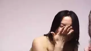 زوجة ترتدي جوارب تمارس جنس شرجي عنيف من زائر مجهول