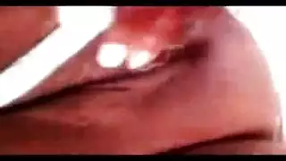 الجميلة السمراء تأخذ زب في المطبخ