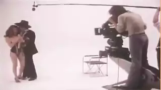 جلسة جماع للشقراء الناضجة في سريرها الخاص