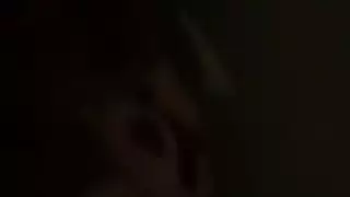 ممثلة هاوية صينية ترتدي اللون الأرجواني لتصوير مقطع إباحي صريح مثير