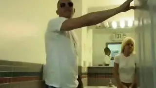 زوجة هاوية تبتلع كل قطرة من أجل الرئيس