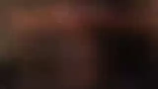 فتاة الكاميرا تتباهى بجواربها الشبكية العملاقة قبل أن تُضرب شرجيًا