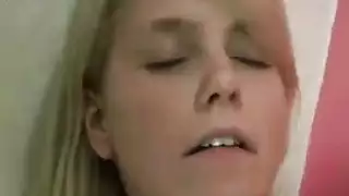 شقراء ذات أثداء ضخمة وأرجل طويلة: إدخال ألعاب جنسية قاسي