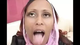 يشرب لبن من صدر صديقته