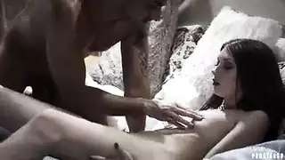 متلصص على الشاطئ: روسية كبيرة الصدر تأخذ جنس جماعي على الشاطئ