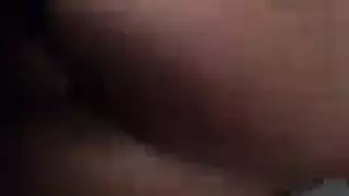 العاهرة الصغيرة تستمتع بقضيبها الوردي الصناعي