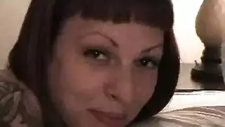 أماندا تبلل على الفور عند رؤية قضيب عميد سيمونز الضخم