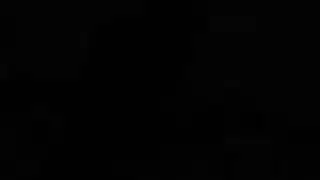 استمناء منفرد: مراهقة سمراء تمص لعبة سميكة