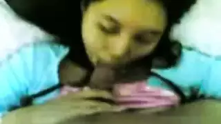 ناك عاهرة فاقدة الوعي في فرجها المبلل