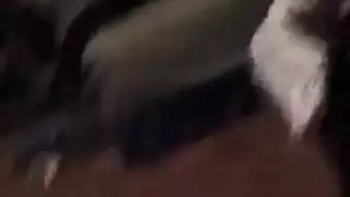 يائسة للنكاح الشرجي: أشقرّة تتعرض لعملية نكاح جماعي