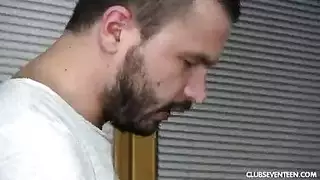 شقراء شابة مستعدة لاحتكاك مهبلي مكثف وتبادل جماعي