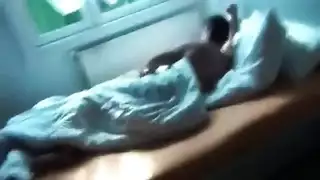 ملكة شرجية ناضجة تمت ممارسة الجنس معها بقوة من قبل شاب وسيم بينما زوجته نائمة بجانبهم