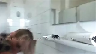 يريد من العالم أن يشاهدوه يخلع ملابس حبيبته الآسيوية