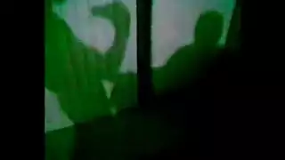 تقاسم الأريكة مع فتاة أخرى، فتاة صغيرتي مع الشعر الداكن تقوم ببعض الأشياء المشاغب
