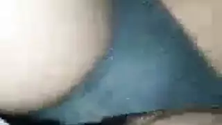 عاهرة ناضجة من الحي تحت تأثير المخدرات تمارس الجنس مع شاب