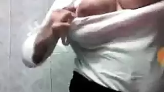 طالبة محجبة بزازها تلعب في كسها