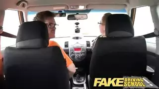 تلميد بنيك معلمته وهي تكتب