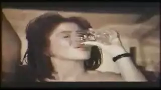 يعري حبيبتي قطعة قطعةويبدءها بالاكل