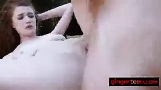 شقراء ذات جسم مثالي تأخذ شرجًا عنيفًا في الهواء الطلق