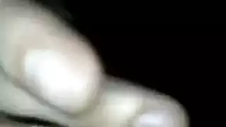 بنت مع شيخ على الكرسي