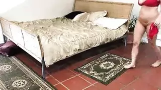 ينيك أمه و اخته و يقذف في كسها