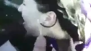 توأمان يتلقان انفجار قذف في الوجه
