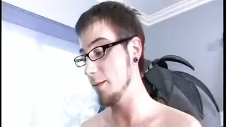 يفرك جسمه بجسمها