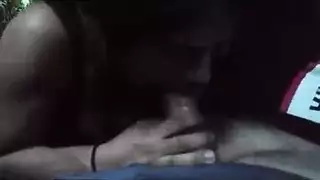 شهوة الجيرة: سمراء تدعوه لمتعة أفلام إباحية صريحة