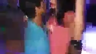 شقراء تتعرض للضرب على أرجوحة