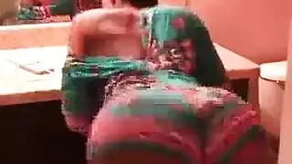 عاهرة صغيرة تتعرى وتُنكح في حلقها في فيديو منزلي