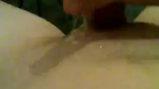 الاستمناء من صاحب الزب الضخم و هو يدلك زبه حتى يقذف