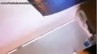 تتحول غرفة النوم إلى موقع تصوير أفلام إباحية لثلاثة أصدقاء