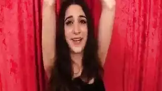 خيال القذف المخفي لصديقها مع فتاة قانونية في السرير