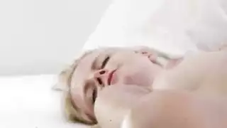 شاب مغرور يجلس على وجهه ويُذل بواسطة شقراء مثيرة