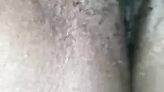 يفرك بكسها اثناء النيك