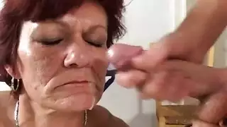شاب يحقق خيال ميلف: مص الثدي ثم دفقها بقسوة