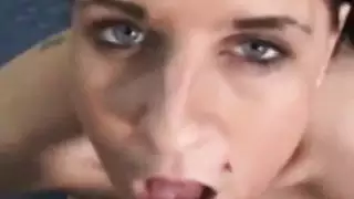 فتحاتها الضيقة لا تكتفي أبداً من الشرج والمهبل الخشن