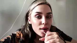 تربية على الظهر: الشاب الوسيم ذو القضيب الكبير يأخذ قضيبًا كبيرًا، كسها يتوق لبذوره