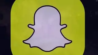 شاب آسيوي جاهز يملأ فمها بلسانه