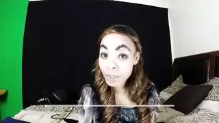 قضيب أسود كبير مغروس بالكامل في فتحتها الضيقة