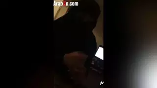 منقبة سعودية تمص زبر هندي بحترافية