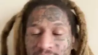 رجل موشوم يأكل كسها بقوة