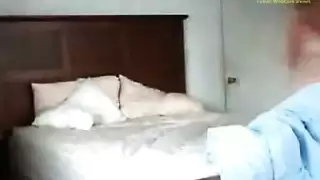 ال ابن ينام مع امه على السرير ف يناك