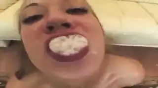 بنت مع خنزير في الزريبه
