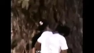 طرزان الغابة ينيك امرأتين في الغابة