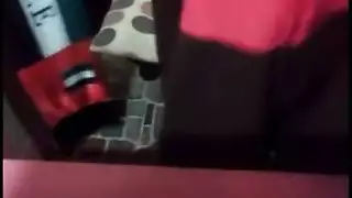 فتاة آسيوية تتباهى بكسها المثقوب ورقبتها الموشومة في عرض إباحي