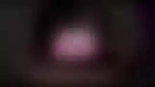 شابة شقراء تبلع القضيب بعمق وتتلقى تدليك شرجي قوي