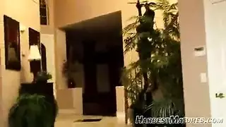 ثنائية مثلية تأخذ حمولات متعددة في علاقة جنسية جماعية زلقة